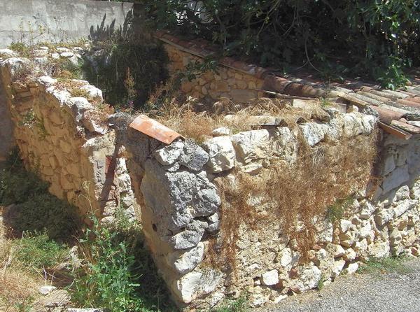 Ruine aus Naturmaterial
Ein verfallenes Gebäude in der Provence, zeigt den Unterschied zu unserer sogenannten Hochkultur. Hier gibt es nichts, was man entsorgen müsste. Hier liegen nur Naturbaustoffe.