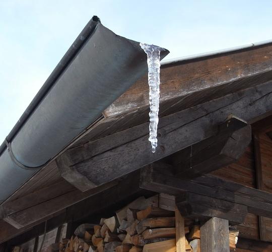 Eiszapfen - ein Beweis für Wärmestrahlung
Trotz frostiger Temperaturen bringt die Sonne den Schnee auf dem Dach zum Schmelzen. Die Strahlung wärmt die Dachziegeln. Am Ende der Dachrinne gefrieren die Wassertropfen, weil