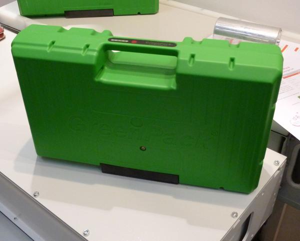 Akku im Koffer
Was hier so wie ein Werkzeugkoffer aussieht, ist ein Akkupaket auf Lithiumionen-Basis. Der handliche Koffer ist bewußt gewählt, um in der Anwendung flexibel zu bleiben.