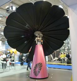 Smartflower - Sonnenblume mit neuster Technik
Früher kannte man Sonnenschirme nur zum Schutz vor der Sonne. Jetzt gibt es einen Sonnenschirm, der in erster Linie Sonne einfängt und Strom daraus macht.
Bild 1