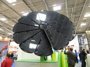 Smartflower - Sonnenblume mit neuster Technik
Früher kannte man Sonnenschirme nur zum Schutz vor der Sonne. Jetzt gibt es einen Sonnenschirm, der in erster Linie Sonne einfängt und Strom daraus macht.
Bild 2