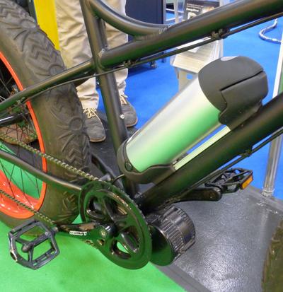 Elektrofahrrad-Bausatz
Dieses Fahrrad wurde mit einem Elektrofahrrad-Bausatz aufgerüstet. Der Motor hängt jetzt neben dem Kettenrad. Am Rahmen ist der Akku im Design einer Getränkeflasche untergebracht.