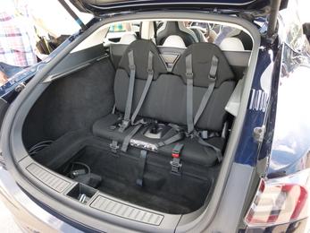 Tesla S - Die treibende Kraft
So viel ist noch nicht los mit der Elektromobilität in unseren Breiten. Die wenigen Elektroautos mit echten elektrischen Reichweiten werden deshalb noch bestaunt. Nicht nur das
Bild 2