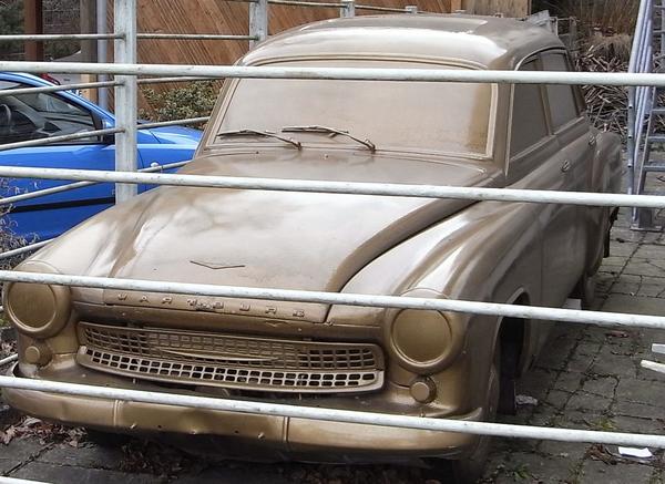 Goldene Zeiten des Autobaus
Ein alter Wartburg in goldenem Gewand hat vermutlich den Umzug ins neue Automuseum verpasst. Es waren ja einmal auch die goldenen Zeiten des Autobaus, als selbst ein Zweitakter