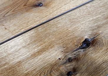 Holzfußboden rustikal
Ein rustikaler Holzfußboden ist etwas für die Füße und für die Seele. Daher gibt es sogar Kunden, die Wert auf auf Astlöcher oder Fehlstellen im Holz legen.
Bild 1