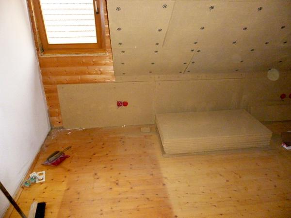 Schalldämmung im Dachgeschoß
Mit Holz ausgebaute Zimmer haben zweifellos ein wunderbares Klima. Nur mit der Schalldämmung kann es manchmal problematisch werden. Wenn plötzlich die Umweltgeräusche zunehmen,
