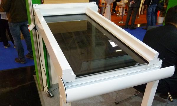 Dachfenster mit integrierter Photovoltaik
Im Glas dieses Dachfensters ist die Photovoltaik gleich integriert. Wie eine dünne Seidengardine wirken die unscheinbaren Solarzellen auf dem Glas.