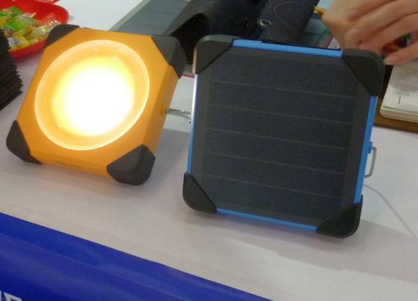 Mobile Leuchte mit Ladegerät
Auf der einen Seite ist es die LED-Leuchte und auf der anderen Seite das Solarmodul. Im Gehäuse steckt der Akku mit dem Ladegerät.