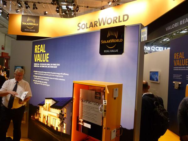 Stromspeicher von Solarworld
Wer eine Solaranlage auf dem Dach hat, denkt schon immer mal über das Speichern der selbsterzeugten Energie nach. Bei Neuanlagen wird der Speicher gleich mit angeboten.