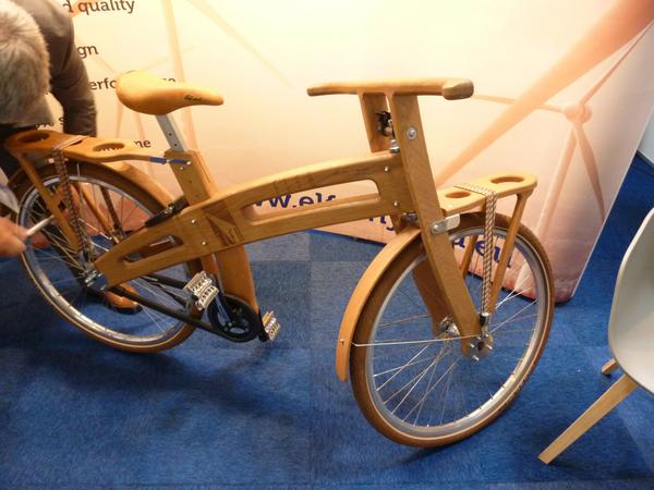 Ein Fahrrad aus Holz
Wie kommt ein Holländer vom Parkplatz bis zu seinem Messestand? Natürlich mit dem Fahrrad.