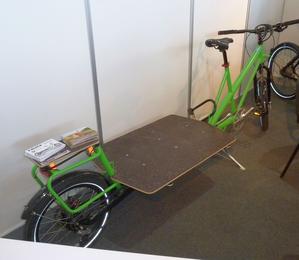 Das Lastenfahrrad als Problemlöser.
Man muß das Fahrrad nicht gleich neu erfinden, um Transportprobleme zu lösen. Dieses Plateau als Gepäckträger schlägt im Praxistest wohl so manches andere Fahrzeug.
Bild 1