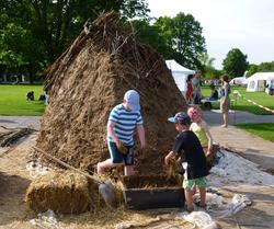 Lehmhütte mit Kindern gebaut
Zu den  einfachsten Behausungen, die Menschen je gebaut haben zählen wohl die Lehmhütten. Dabei wird ein Grundgerüst aus Ästen gefertigt, welches dann  mit Lehm verschmiert wird.
Bild 2