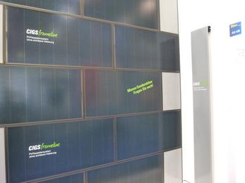 Fassadenmodul in CIGS-Technik
CIGS- Module sind bekannt für ihr gutes Schwachlichtverhalten. Bei diesem Ausstellungsstück geht es um eine Fassadenlösung bei der keinerlei Befestigung sichtbar ist.
Bild 1